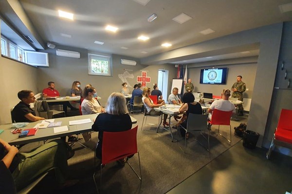 Edukacija za naučene lekcije: Razmjena znanja za poboljšanje sustava